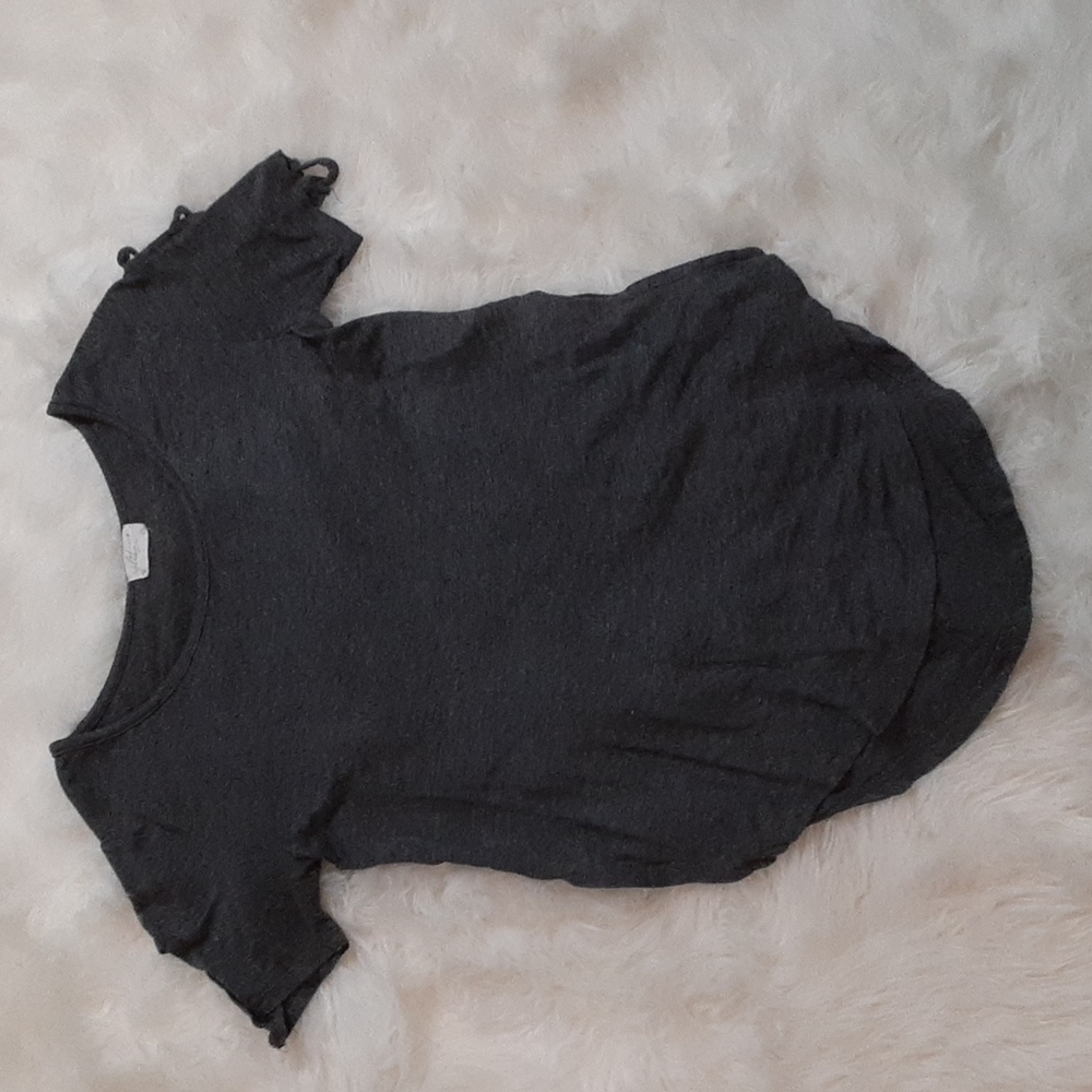 gray t-shirt